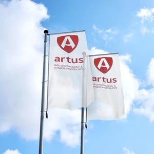 geschaeftsfuehrung-fahnen-himmel-artus-content
